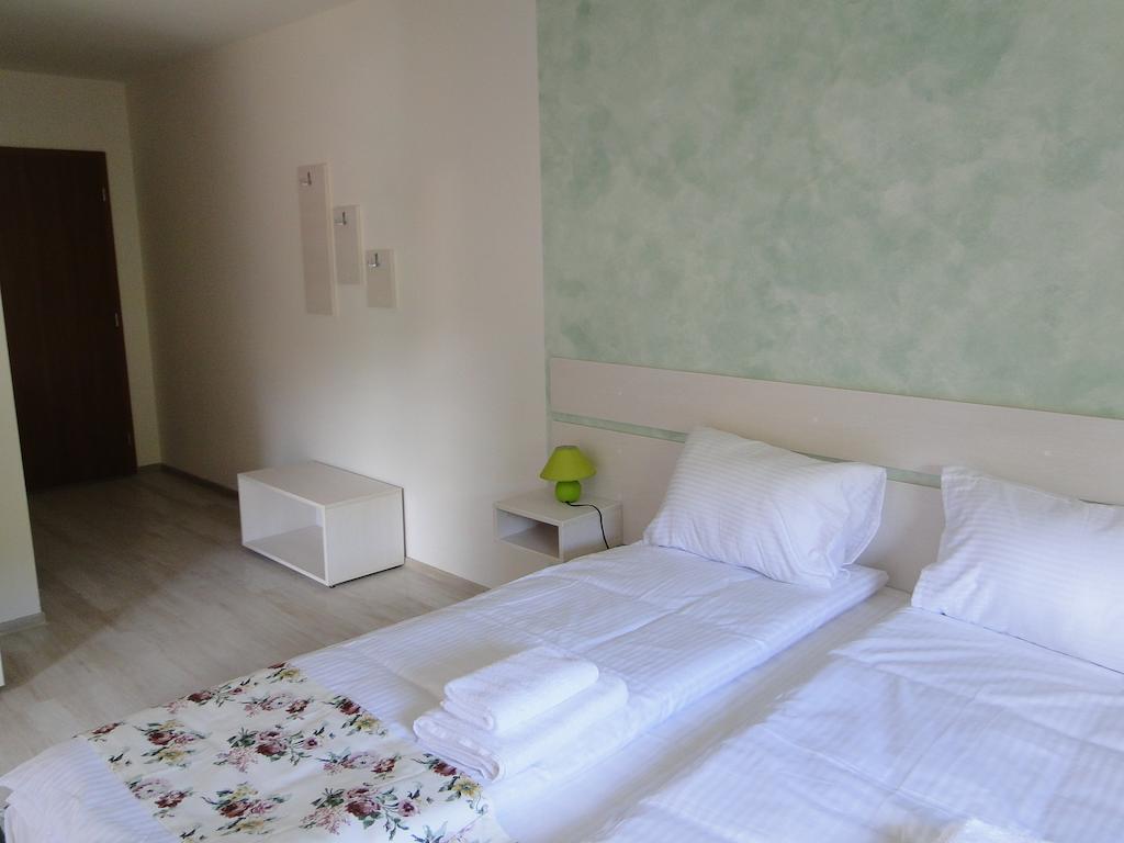 Hotel Dorf Haus Văliug Pokoj fotografie